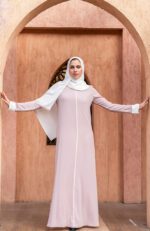 عبايات بتصميم مغلق أنيق