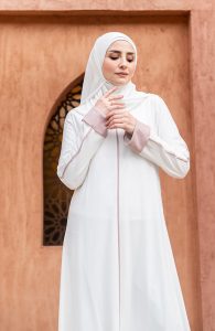 عبايات بأزرار جانبية