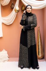 تاريخ عبايات العربية أصول عباءة العربية ترجع أصول العباية إلى العصور القديمة، حيث استخدمتها النساء كوسيلة للحماية من حرارة الشمس والرياح. كانت العباية في البداية مصنوعة من الأقمشة الخفيفة والطبيعية. تطوّر التصاميم عبر العصور على مر العصور، تطورت تصاميم العبايات لتصبح أكثر تنوعًا وإبداعًا. إليكم بعض نقاط التحول الرئيسة: العصور الإسلامية: اعتمدت العبايات على الأقمشة الفاخرة وزينات التطريز. القرن العشرين: ظهرت التصاميم العصرية بتغييرات جذرية، مثل إضافة الألوان والقصات المختلفة. القرن الحادي والعشرين: تزايد استخدام التقنيات الحديثة، مما سمح بتطور الأزياء إلى أشكال جديدة وأكثر ابتكارًا. هذا التطور يعكس تأثير الثقافة والمجتمع على الموضة، مما جعل العباية رمزا للأناقة والتميز. العبايات الكلاسيكية أنواع العبايات الكلاسيكية تعتبر العبايات الكلاسيكية جزءًا لا يتجزأ من تراث الأزياء العربية. من بين الأنواع الأكثر شيوعًا: العباية السوداء: تعتبر الأكثر شهرة ورمزاً للأناقة. العباية المُطرَّزة: تُضفي لمسة جمالية على الإطلالة. العباية المخططة: تجمع بين الكلاسيكية والعصرية بطريقة أنيقة. الألوان والأقمشة التقليدية تتميز العبايات الكلاسيكية بتنوعها في الألوان والأقمشة: الألوان الغامقة: مثل الأسود والبني، التي تعكس الحشمة. الأقمشة التقليدية: كالصوف والمخمل، والتي تعطي العباية ملمسًا فاخرًا. أحب دائماً اختيار عباية كلاسيكية، حيث تبقى هذه الأنماط خالدة في مجال الموضة. تصاميم العبايات الحديثة تأثير العصر الحديث على تطوير التصاميم مع دخول العصر الحديث، بدأت تصاميم العبايات تتطور بشكل مذهل. فقد أصبحنا نشهد: قصات مبتكرة: تجعل العباية أكثر راحة وأناقة. دمج الثقافة العالمية: في تصاميم محلية، مما يعكس التنوع. التكنولوجيا والإبتكار في عالم تصميم العبايات تسهم التكنولوجيا في ثورة تصميم العبايات، إذ أصبح التصميم يعتمد على: البرامج الحاسوبية: لتسهيل عملية التصميم والتخطيط. المواد الذكية: التي توفر الراحة وتتحمل الظروف الجوية. شخصيًا، أفادني هذا التطور في اختيار العبايات العصرية التي تعكس أسلوبي الفريد وتناسب مختلف المناسبات. تأثير العباية في صناعة الموضة تأثير التصاميم الحديثة على التراث تساهم التصاميم الحديثة للعبايات في الحفاظ على التراث الثقافي مع لمسة عصرية. يصبح التراث جزءًا حيًا من الموضة، ومن أبرز مظاهر هذا التأثير: إعادة تفسير الأشكال التقليدية: مع إضافة قصات جديدة. دمج الأقمشة الحديثة: لخلق تصاميم تناسب جميع الأذواق. رواج العبايات العربية في الصعيدين المحلي والعالمي أصبحت العبايات العربية تحظى بشعبية متزايدة على الصعيدين المحلي والعالمي: الأزياء العالمية: تروج للعبايات في أسواق جديدة. المدونات ووسائل التواصل الاجتماعي: تسهم في عرض التصاميم المختلفة. ذكرتني صداقتي مع مصممة أزياء شهيرة عندما أكدت على أهمية العباية في تمثيل الهوية الثقافية، مما جعله جسرًا بين الماضي والحاضر. نصائح لاختيار وارتداء العباية كيفية اختيار العباية المناسبة للجسم عند اختيار العباية، من المهم مراعاة شكل الجسم لضمان الحصول على مظهر أنيق ومناسب. إليكم بعض النصائح: لصاحبات الجسم الكمثري: يفضل اختيار عبايات ذات خطوط مستقيمة لتوازن الشكل. لصاحبات الجسم المستطيل: يمكن الاستفادة من العبايات المحددة عند الخصر. طرق تنسيق العباية مع الملابس الأخرى لتنسيق العباية مع الملابس الأخرى بذكاء: الأكسسوارات: يمكن إضافة حزام عريض لتحديد الخصر. الحقائب والأحذية: اختيارها بألوان تتماشى مع العباية يناسب مختلف المناسبات. تجربتي مع التنسيق كانت رائعة عندما أضفت حقيبة صغيرة وحذاء كعب عالٍ مع عبايتي، مما أعطاني مظهراً عصريًا وجذابًا! المصممون العرب والعالميون الشهيرين في مجال تصميم العبايات نبذة عن تاريخهم وإسهاماتهم في عالم الموضة تقدم العديد من المصممين العرب والعالميين إسهامات بارزة في تصميم العبايات، مما ساهم في إعلاء شأن الموضة العربية. من بينهم: مها السباعي: رائدة في دمج التراث بالتصاميم الحديثة. رامي العلي: يعرف بتفاصيله الفريدة والتطريزات الراقية. أبرز تصاميمهم وأساليب تصميمهم تتميز تصاميم هؤلاء المصممين بالجمع بين التقليد والابتكار. فهم: يستخدمون الأقمشة الفاخرة: كالدانتيل والحرير لإضفاء اللمسة الملكية. يتبعون أساليب مبتكرة: مثل القصات غير التقليدية والألوان الجذابة. تجربتي مع تصاميم رامي العلي كانت مدهشة؛ فقد شعرت بالأناقة والفخامة، مما يجعل من العباية قطعة فنية تتحدث عن نفسها في كل مناسبة.