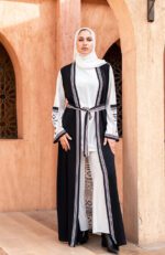 عبايات محتشمة جذابة