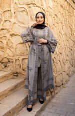 عبايات بقصة مستقيمة كلاسيكية