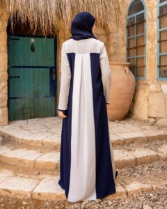 عبايات بتفصيل لامع