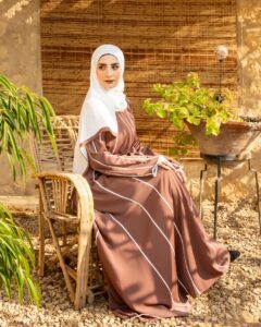 عبايات بتصميم بسيط عصري