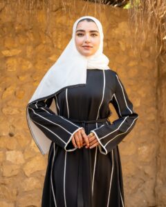 عبايات بتفصيل أمامي مميز