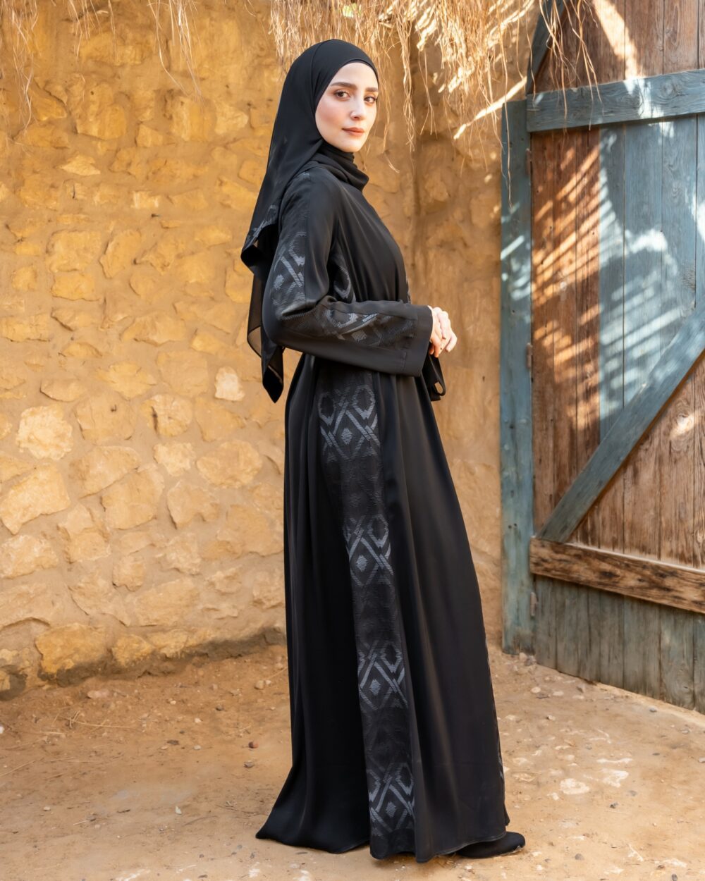 عبايات خروج سوداء شيك