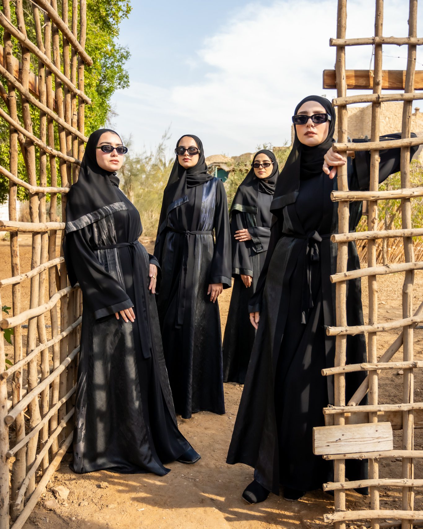 عبايات بتفصيل لامع