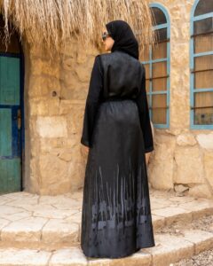 عبايات بتفصيل أمامي مميز