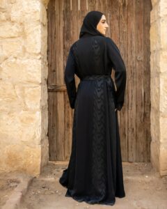 العبايات المنقوشة السمراء