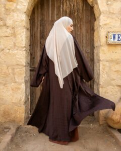 عبايات خريفية بألوان دافئة