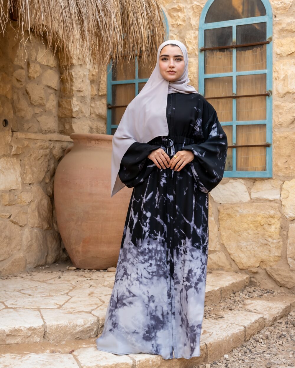 عبايات محتشمة جذابة