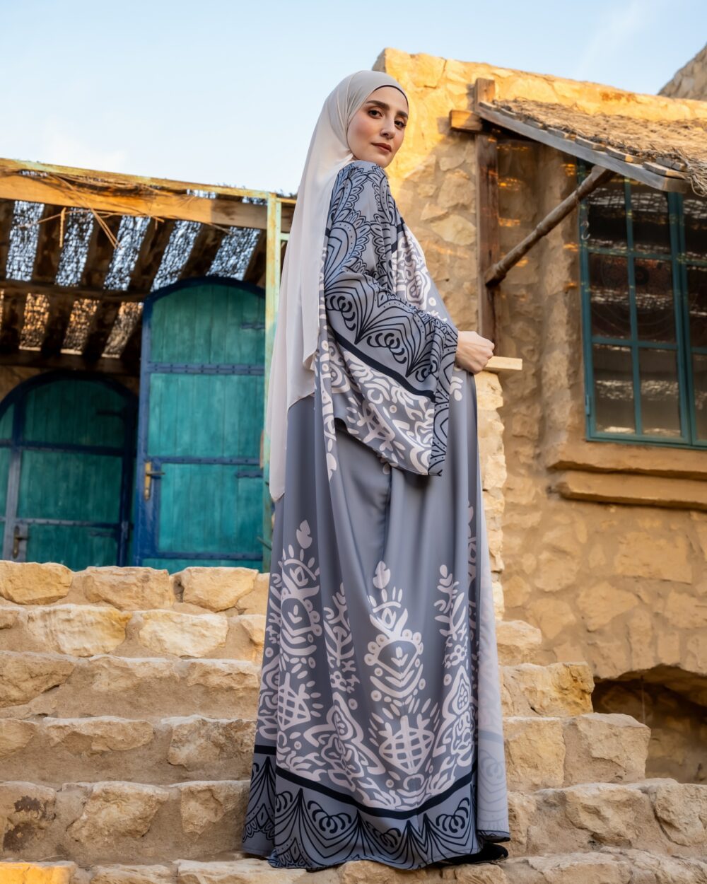 عبايات خليجية مطرزة ملونه في مصر