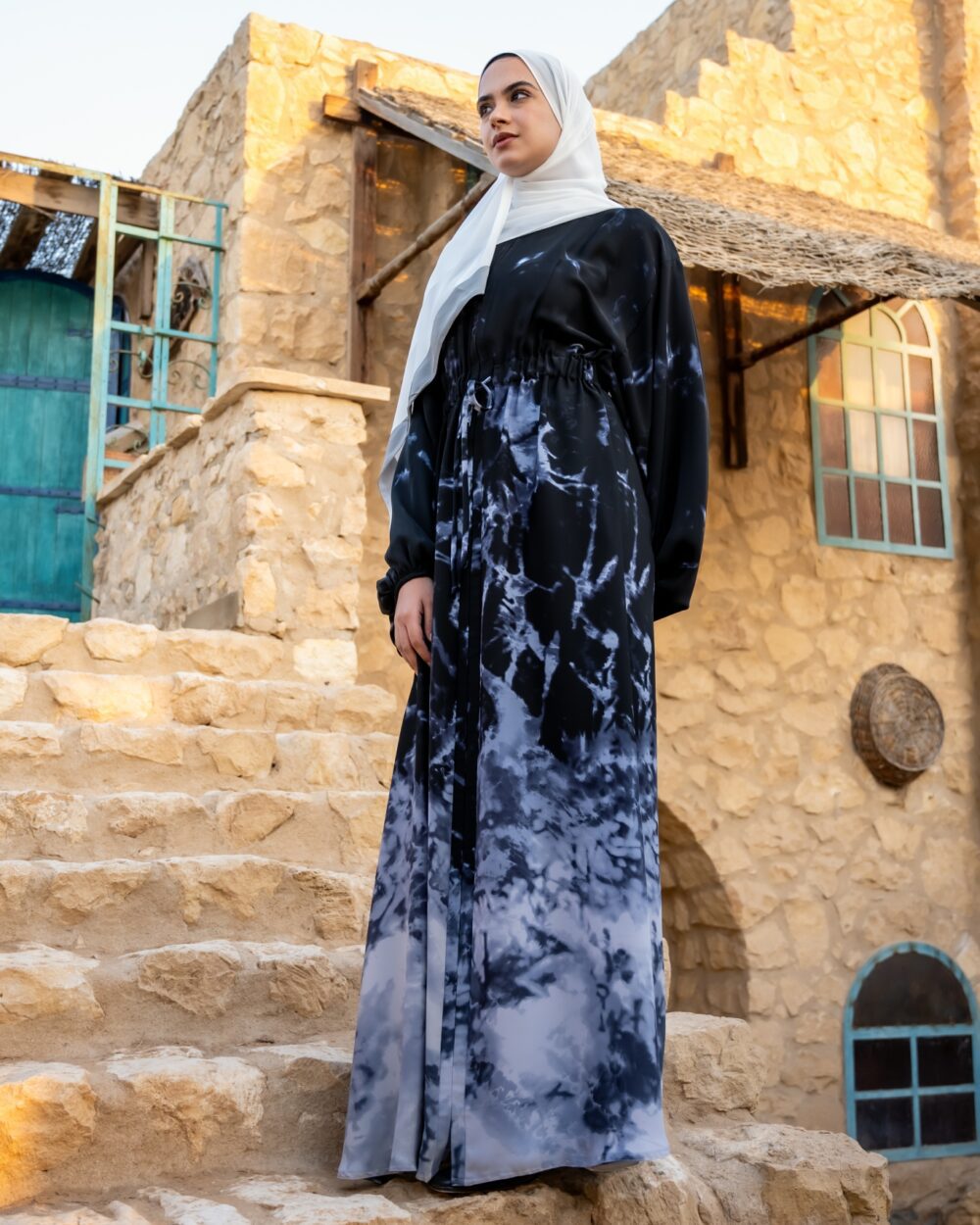 عبايات بتفصيل لامع