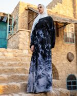 عبايات بتفصيل لامع