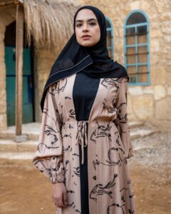 عبايات خريفية بألوان دافئة