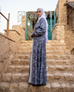 عبايات بتفصيل أمامي مميز