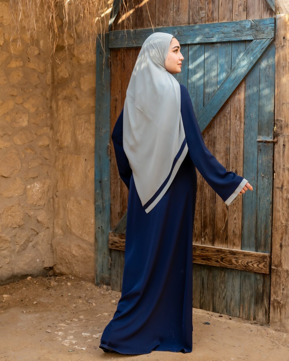 الألوان الرائجة في عبايات الخروج الملونة للمحجبات