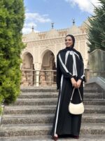 خامات فاخرة لراحة وأناقة دائمة في العبايات السوداء