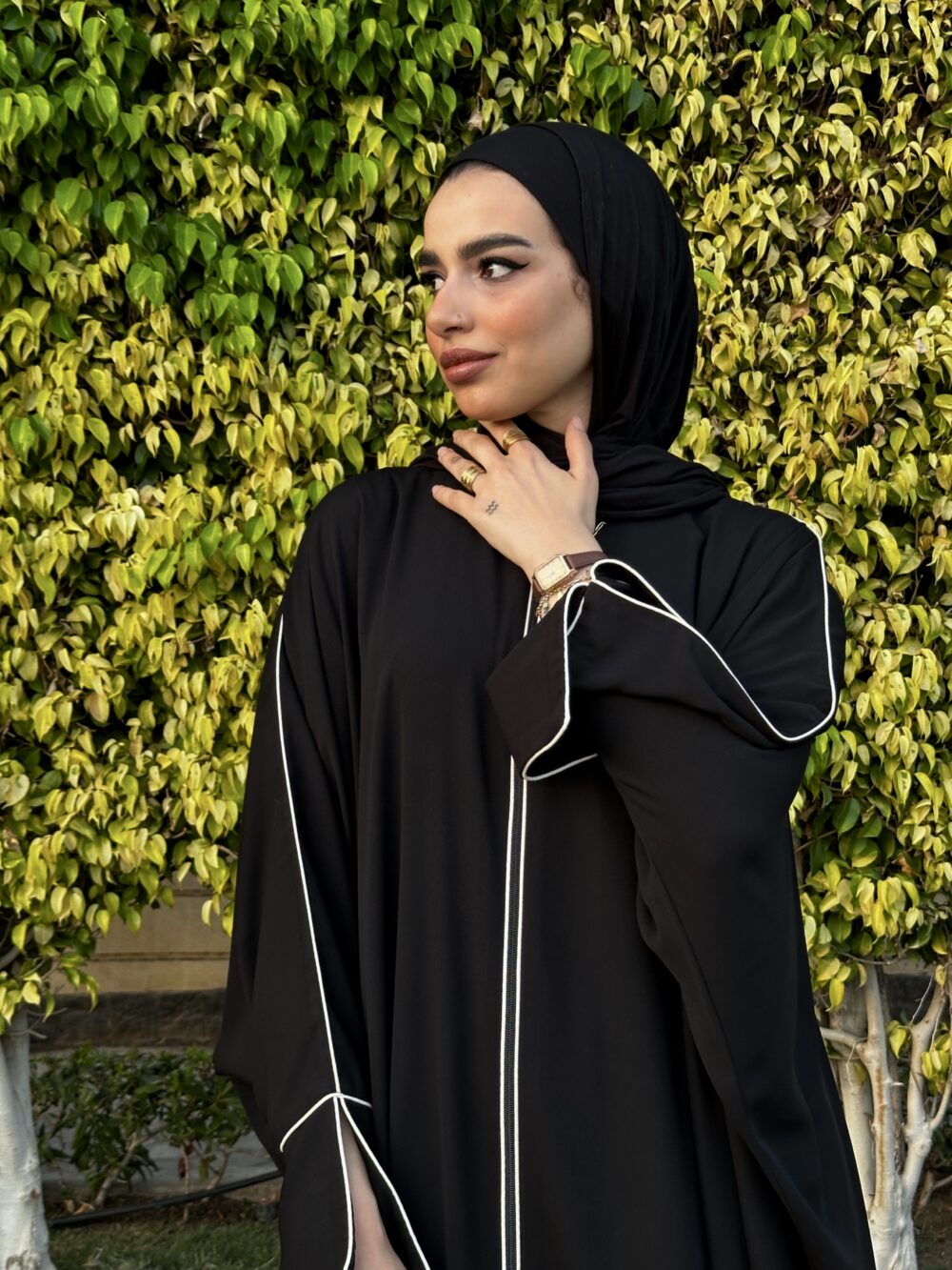 عبايات سوداء خروج