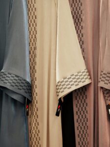 عبايات بتطريز خفيف يدوي