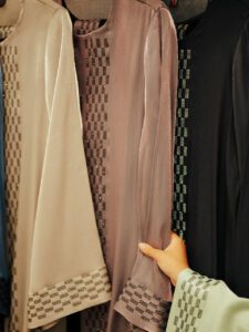 عبايات بأقمشة متعددة الطبقات