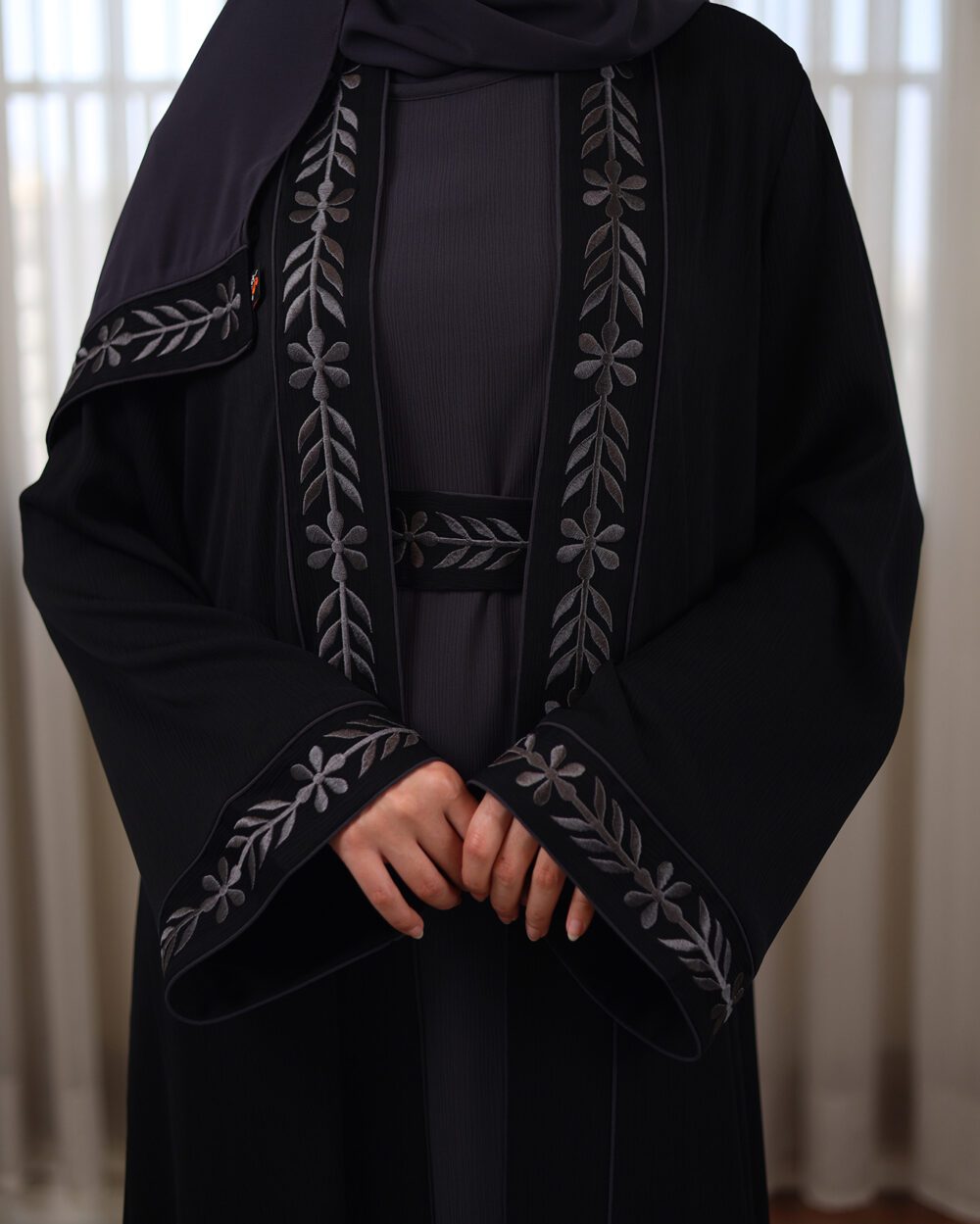 عبايات بأقمشة متعددة الطبقات