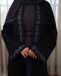 عبايات بأقمشة متعددة الطبقات