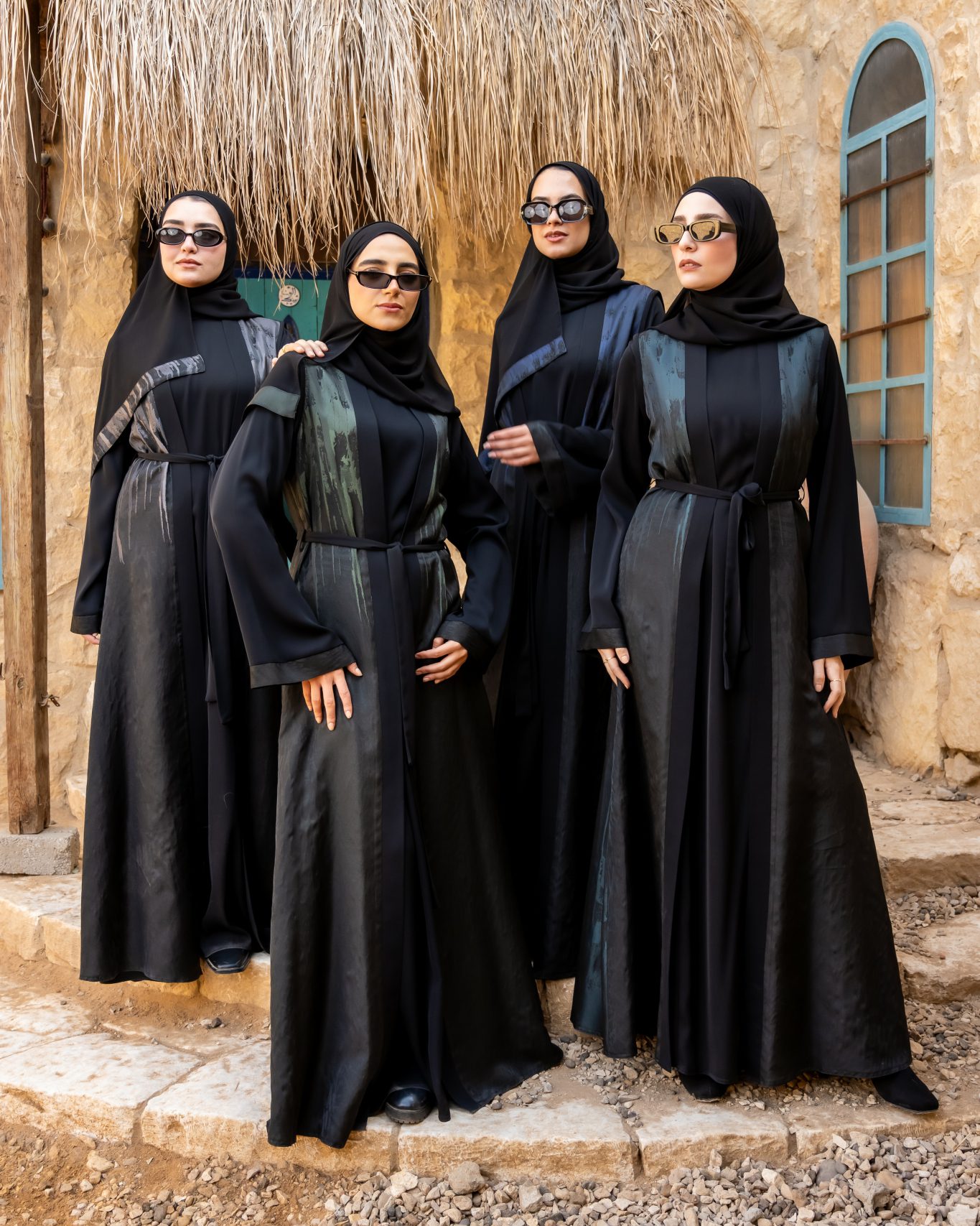 عبايه مفتوحه